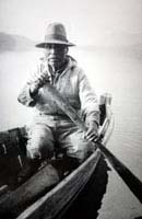 Canotier autochtone sur le Lake Cowichan