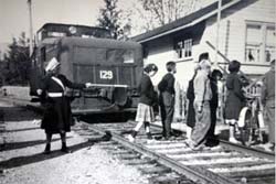 Train rapide au camp 6 de Caycuse revenant de l'cole  Lake Cowichan